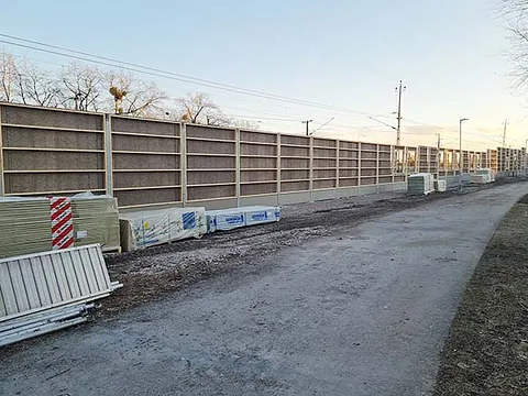 Bullerplank längs järnväg i Västerås